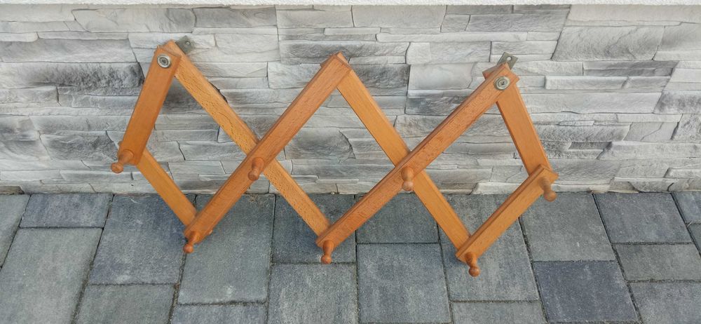 Wieszak drewniany na ubrania.