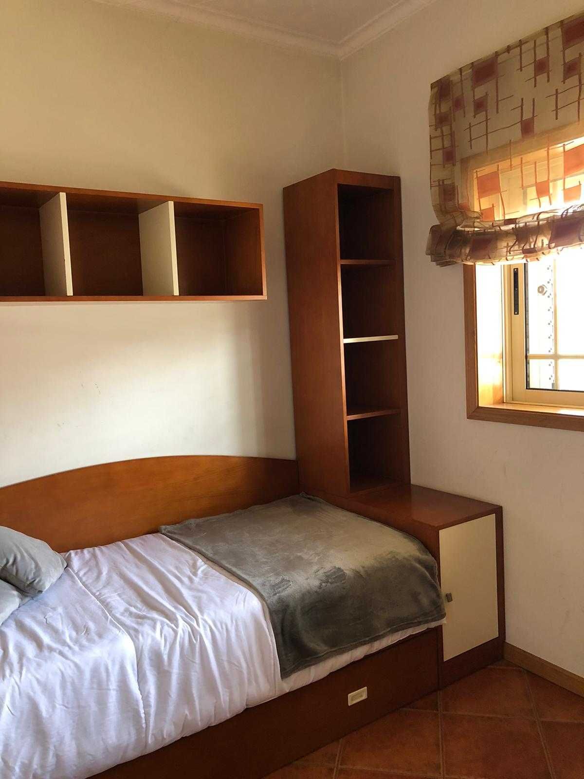Quarto tipo studio (colchão incluído) em carvalho