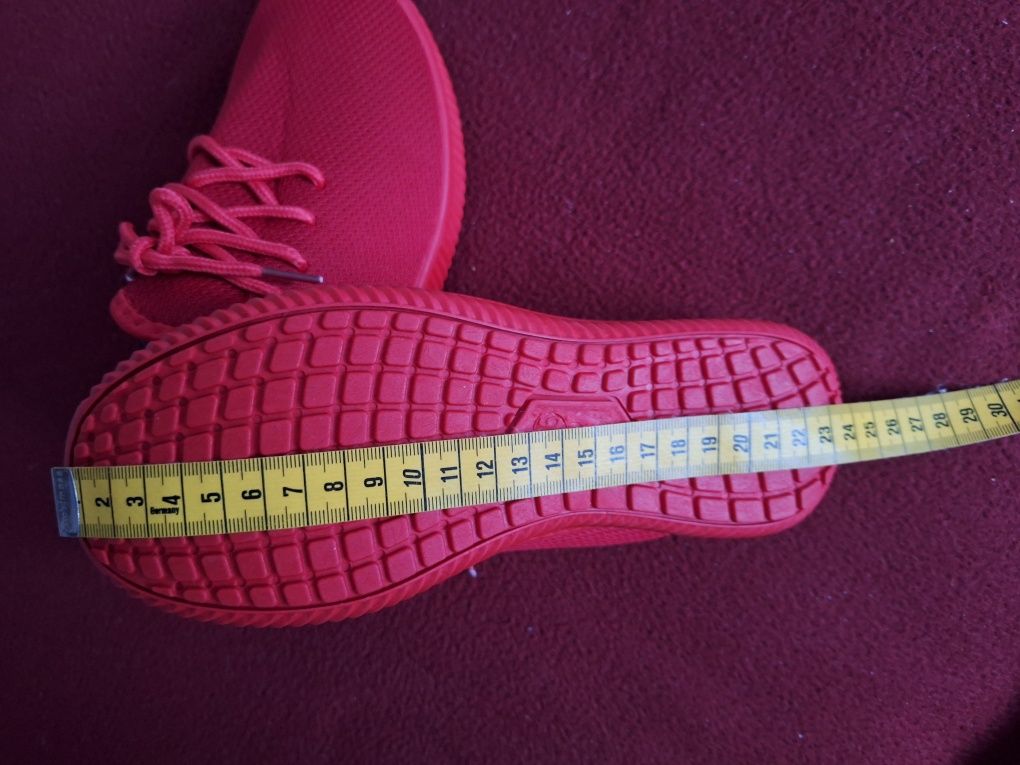 Nowe damskie buty sportowe. 36.
