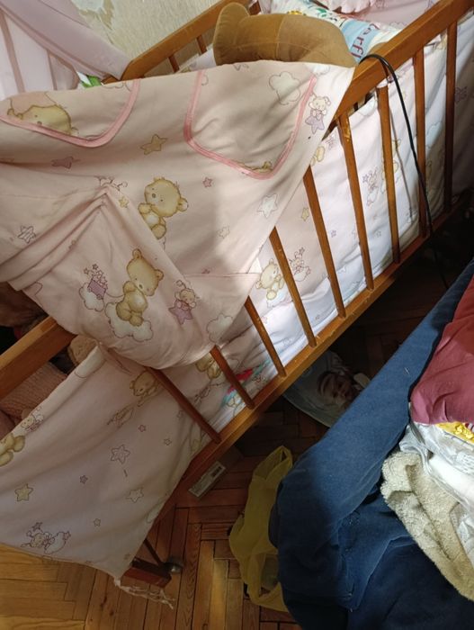 Дитяче ліжечко з матрасиком