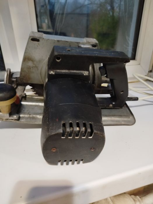 Продам электрическую ручную циркулярную пилу 2400ватт