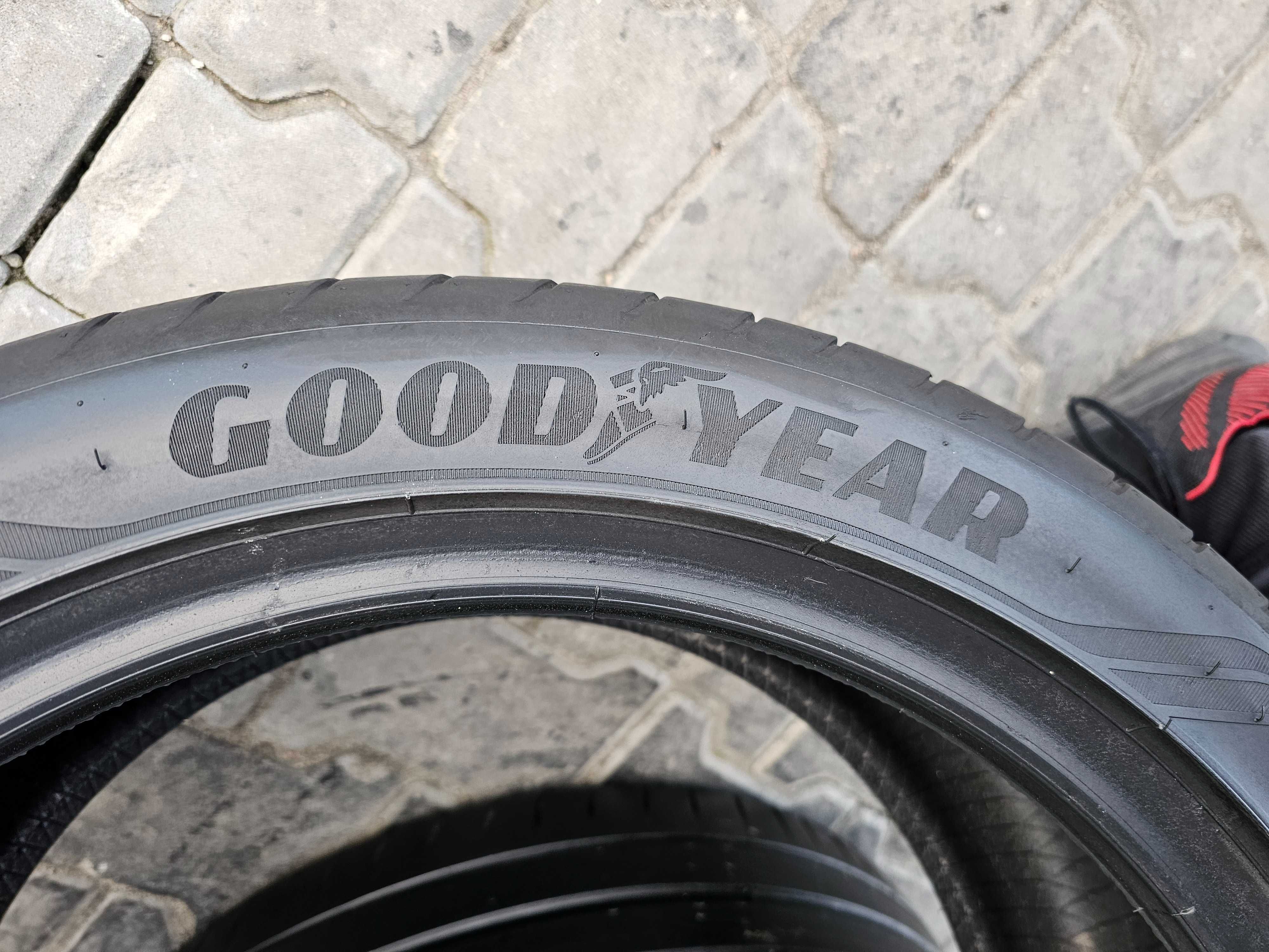 Lato Goodyear 245/40 R18