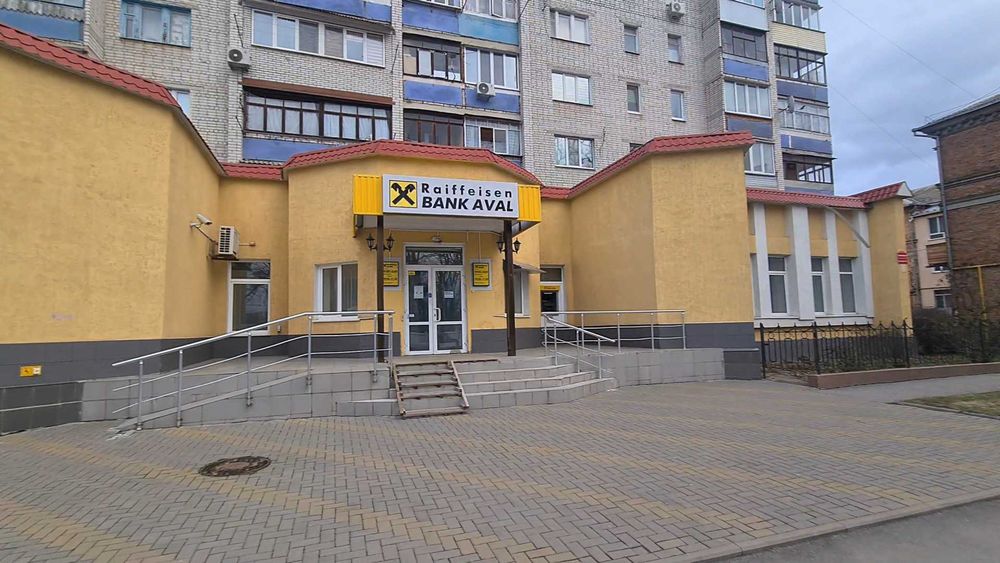 офісні приміщення, вхід з двору (фасадний вхід - банк)