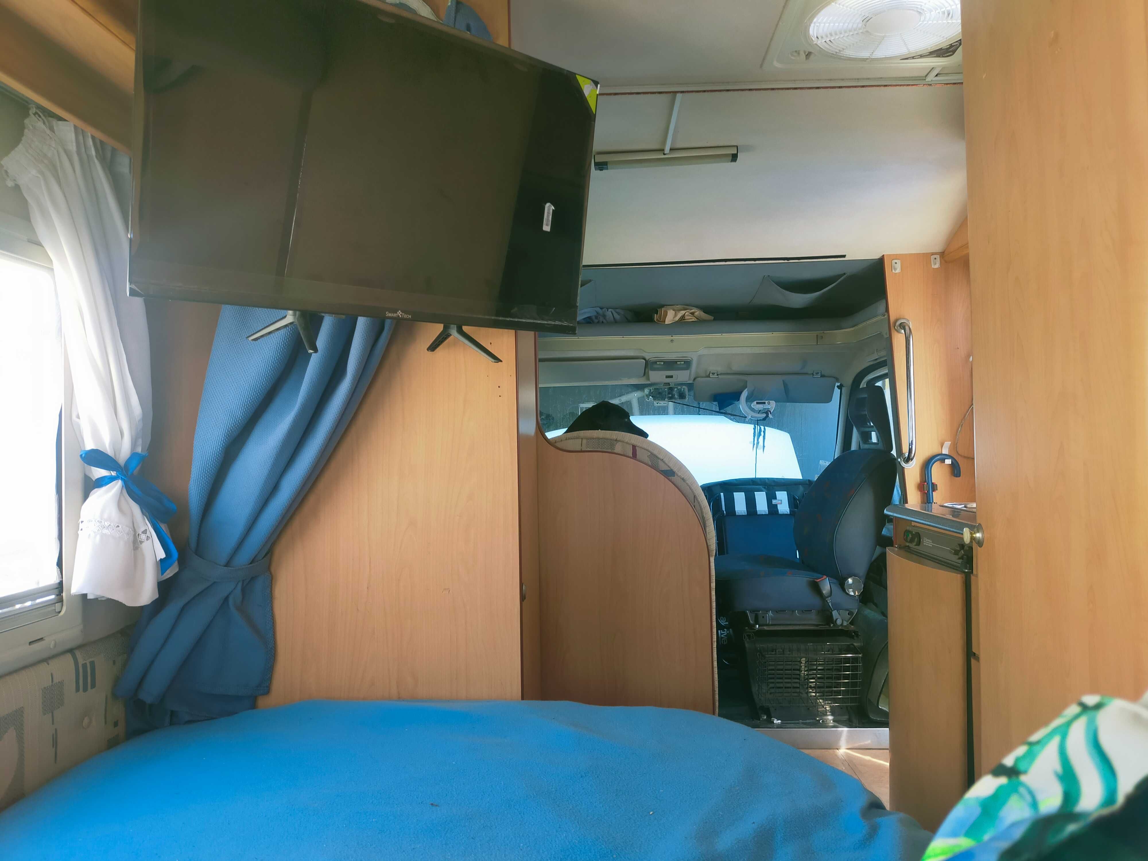 Autocaravana tamanha médio, para três pessoas. Muito poucos quilómetro