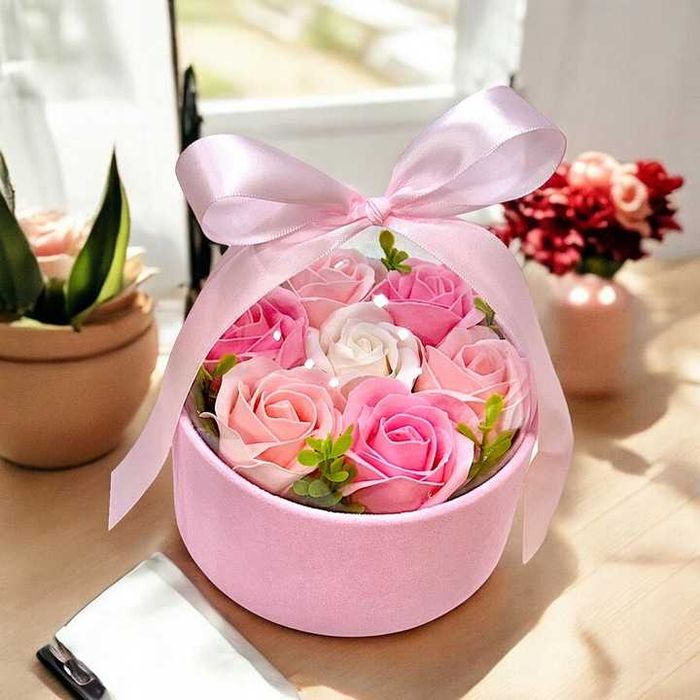 Bukiet Mydlanych Kwiatów Flowerbox Różowe Róże w Pudełku Na Prezent
