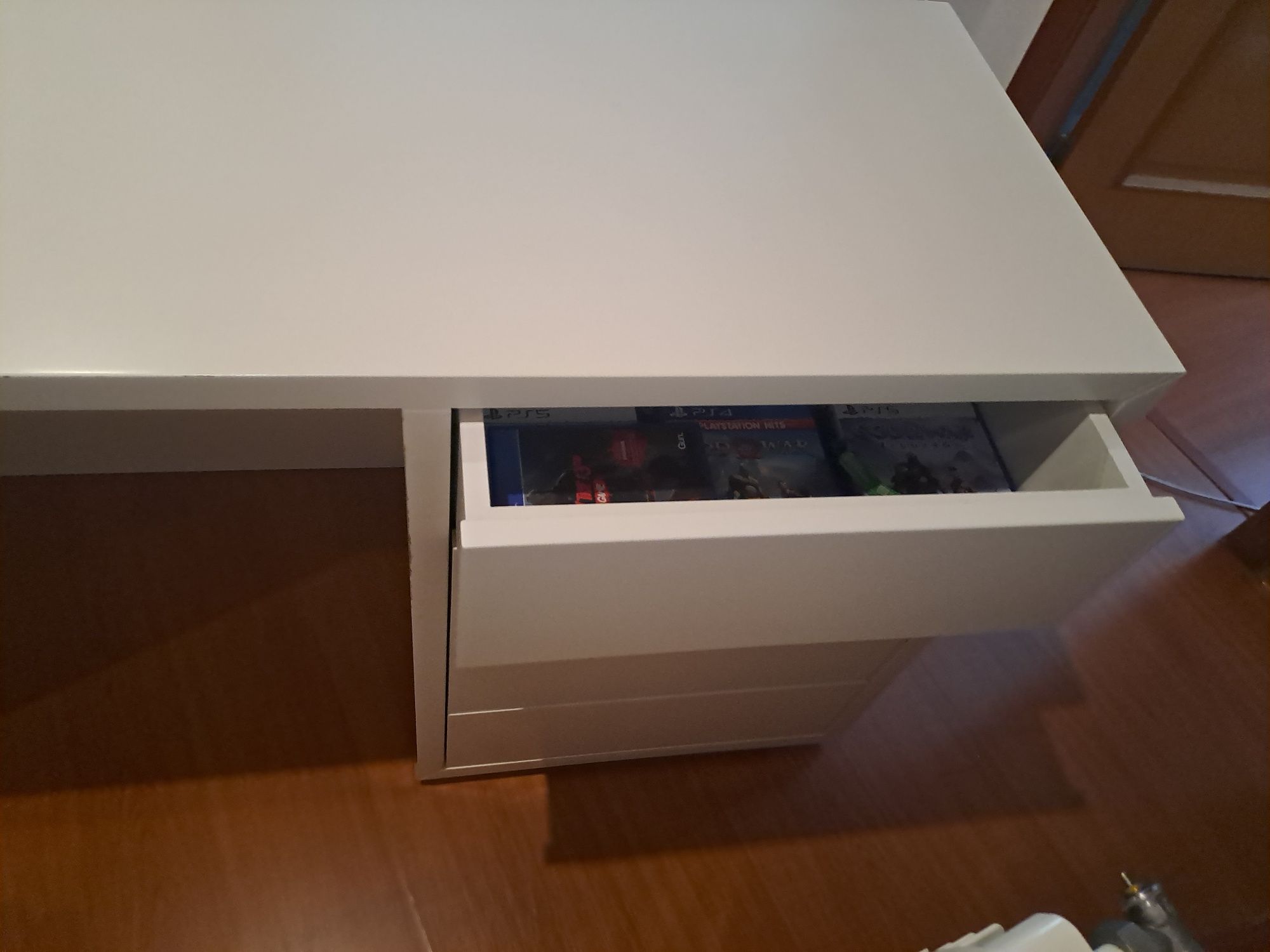 Mesa ( secretaria )e móvel de canto