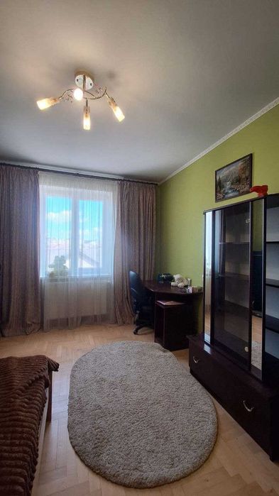 Продається трикімнатна квартира по вул. Білозіра