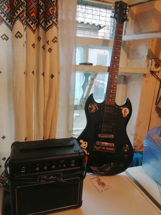 Електро гитара с усилитилем