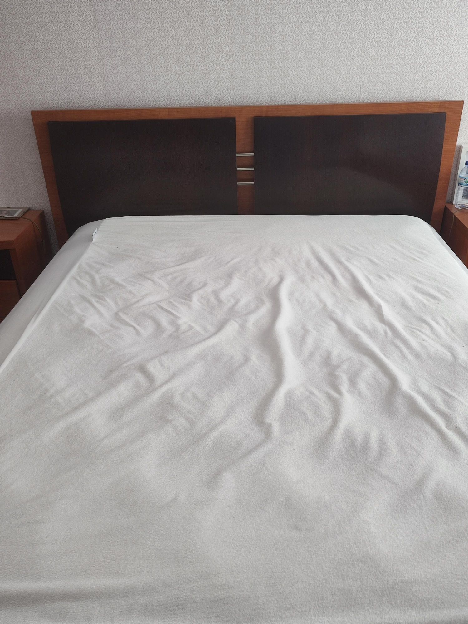 Cama casal + cómoda + 2 mesinhas de cabeceira