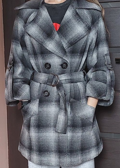 Płaszcz damski z krótszymi rękawami