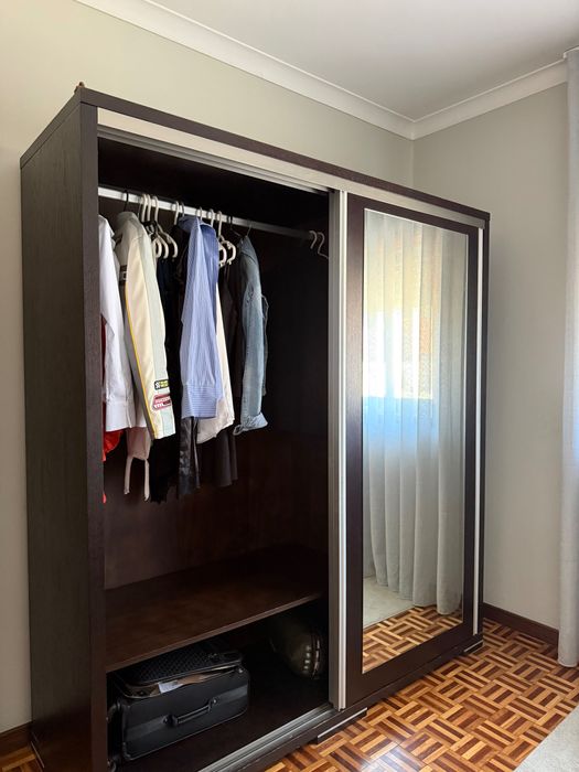 Guarda-roupa com portas de correr e espelho (robusto de madeira)