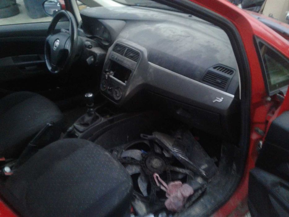 Fiat Grande Punto Silnik 1.4 Benzyna Osprzęt Silnika Skrzynia Ssący