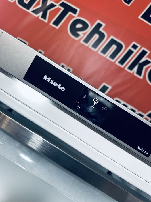 Морозильна камера Miele FNS 4882 D