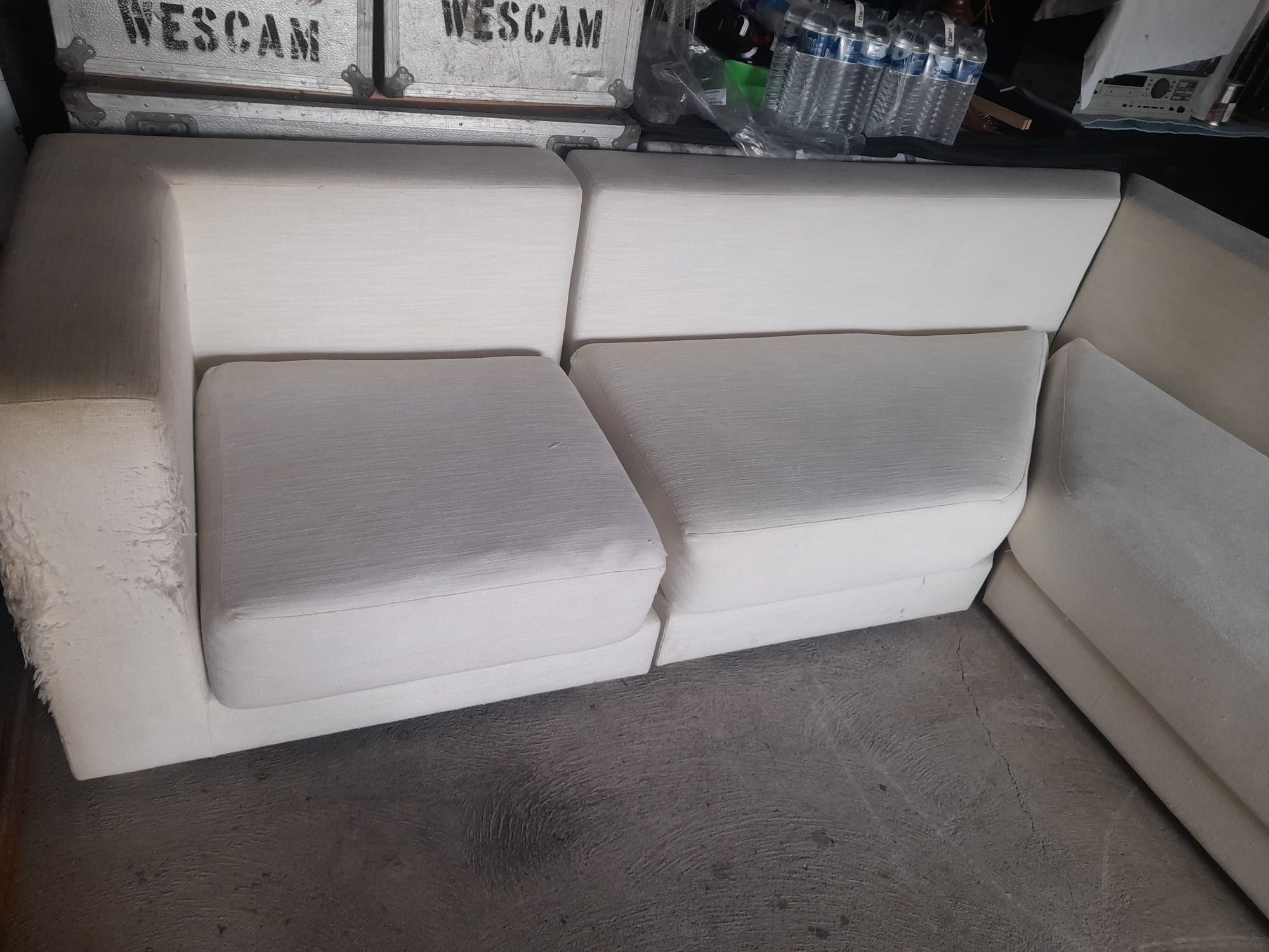 Sofa com pequenas defeitos