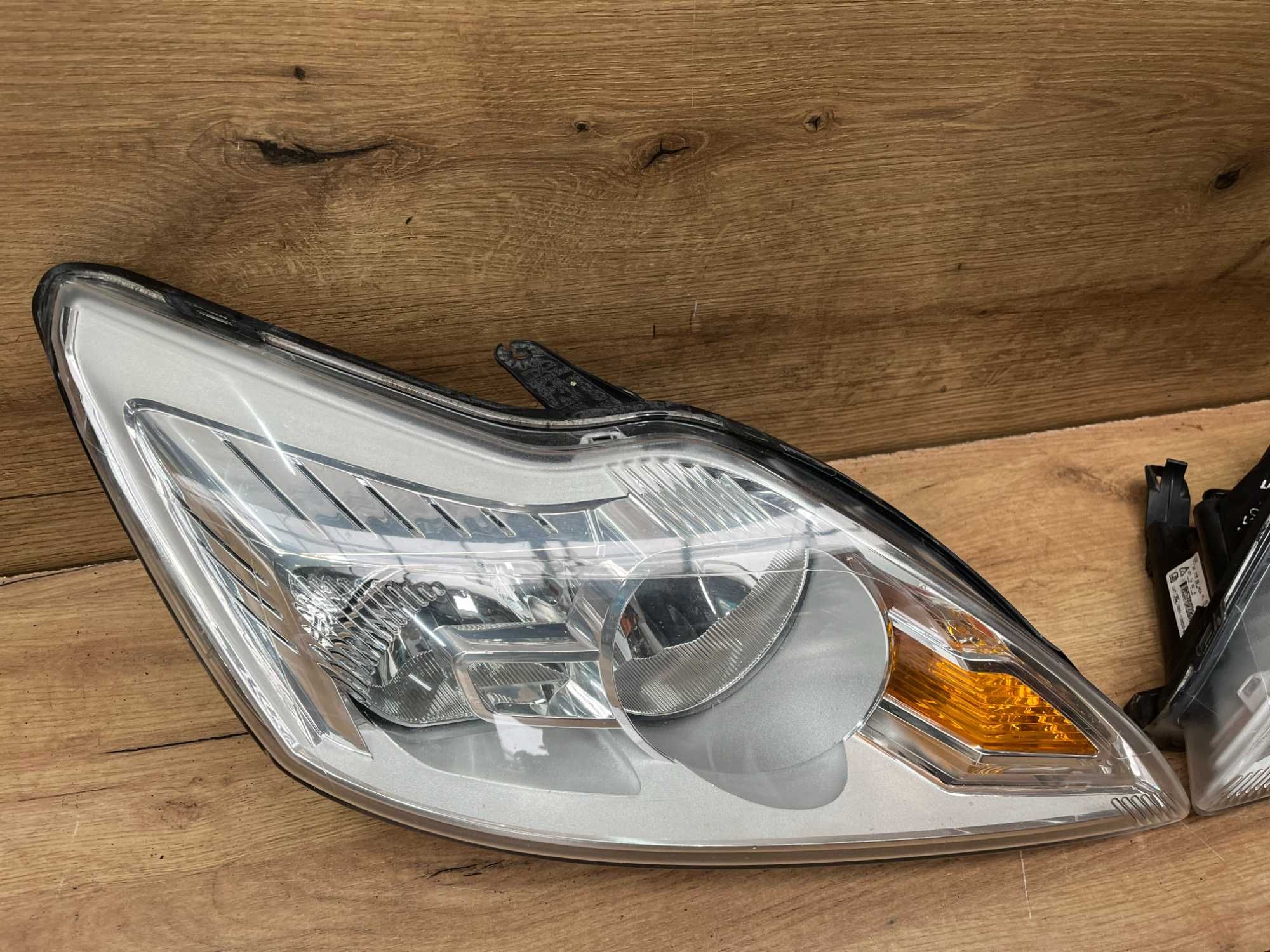 Lampa/reflektor przedni lewy prawy Ford Focus II Lift