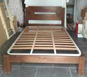 Cama em madeira com estrado