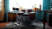 Zestaw perkusyjny Gretsch Catalina Maple z pokrowcami i statywami.