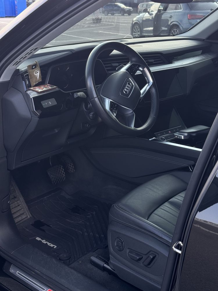 Автомобіль Audi E-tron