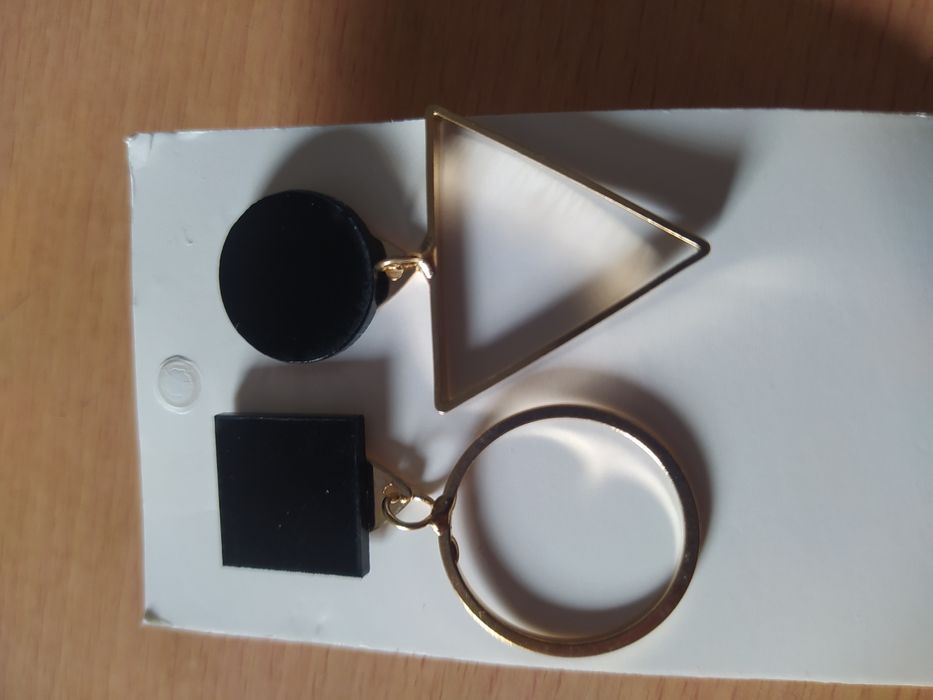 Brincos pretos e dourados com círculo e triângulo NOVOS