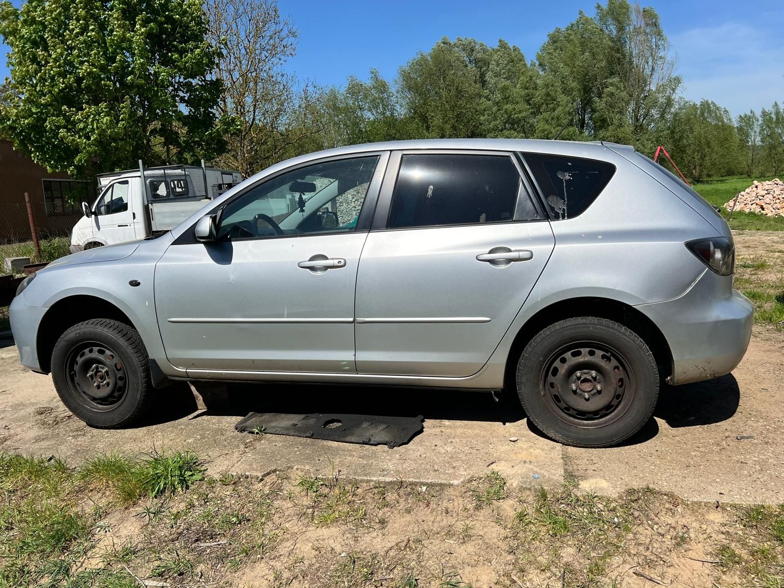 Mazda 3  lekko uszkodzona sprowadzona w całości lub na czesci