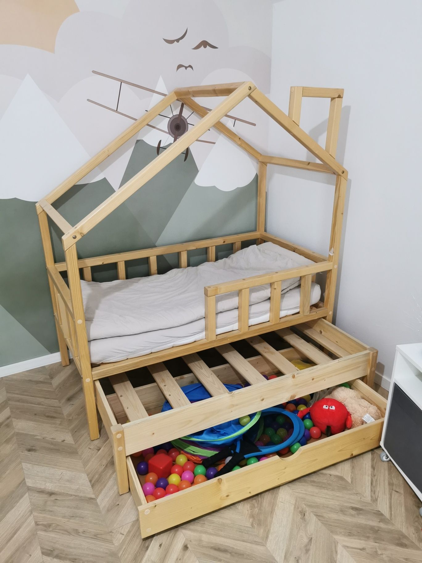 Łóżeczko domek, 2 leżanki i pojemnik