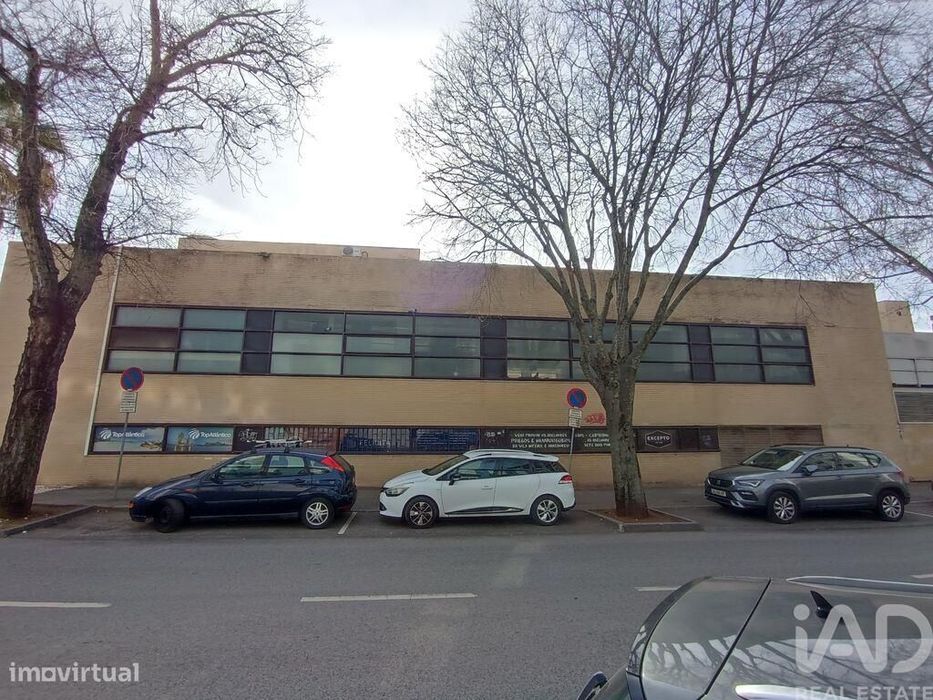 Loja / Estabelecimento Comercial em Carnaxide e Queijas de 384,00 m2