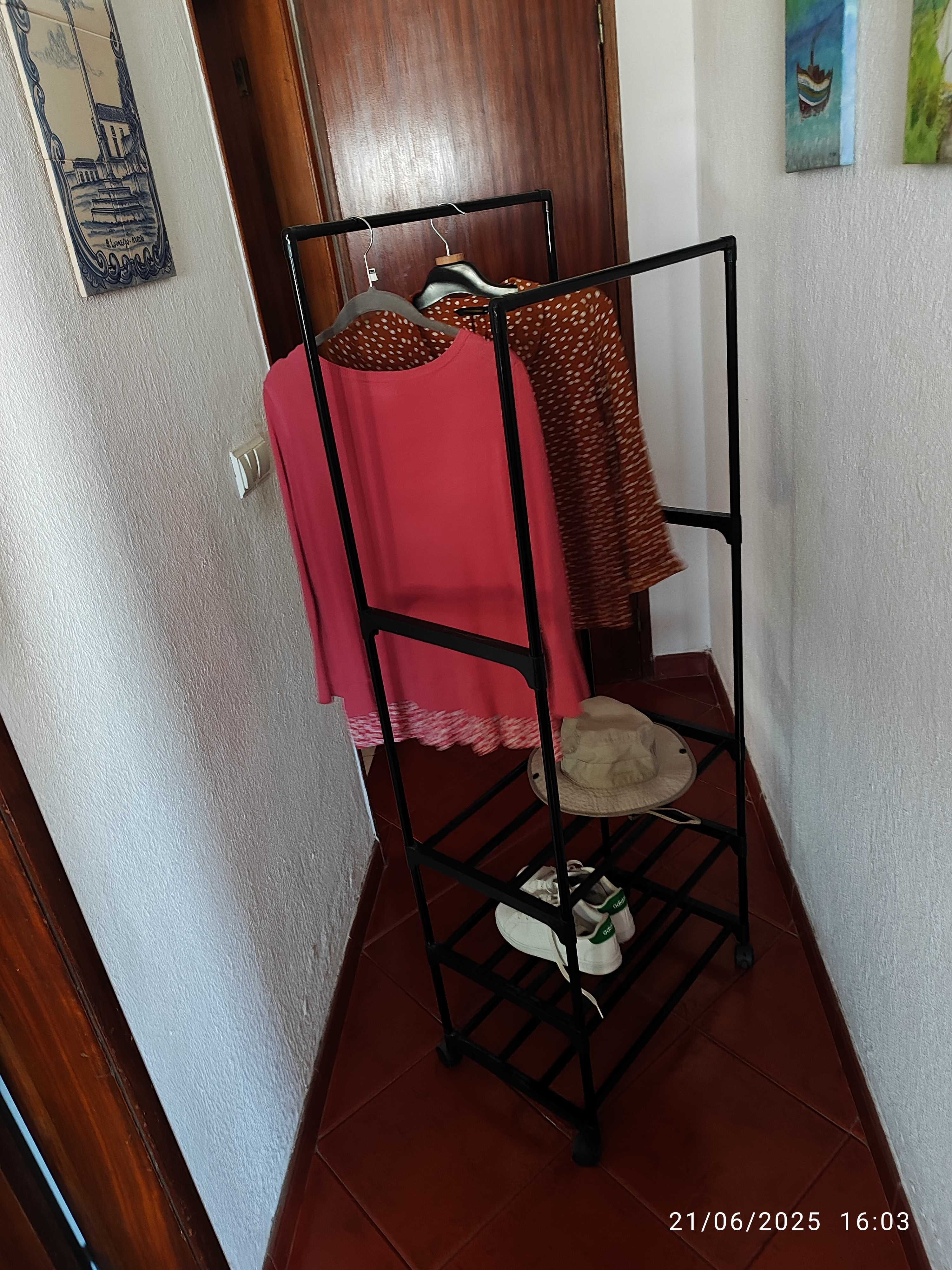 Cabide para roupas, sapatos e outras necessidades.
