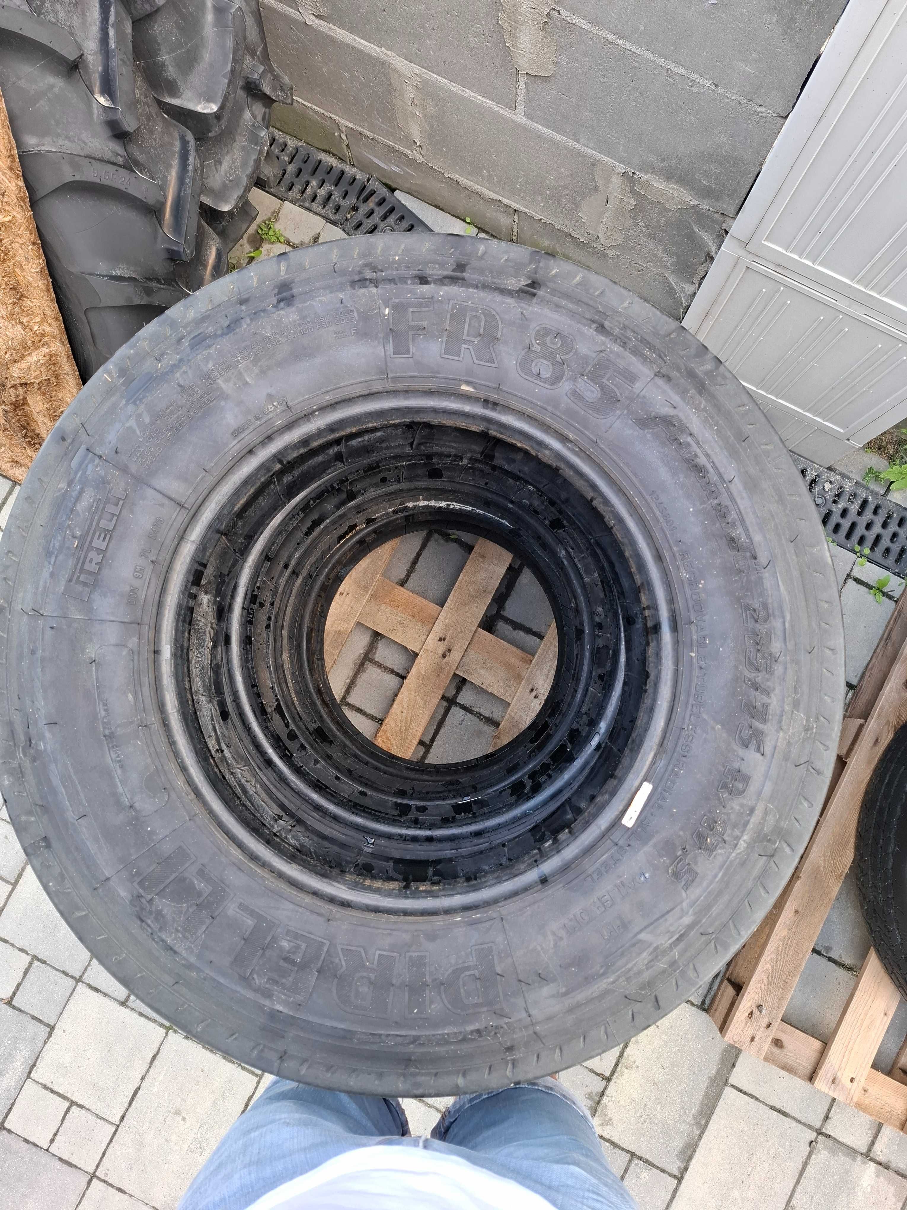 Opony 215/75 r17.5 Pirelli Amaranto FR85 z demontażu bieżnik 100%