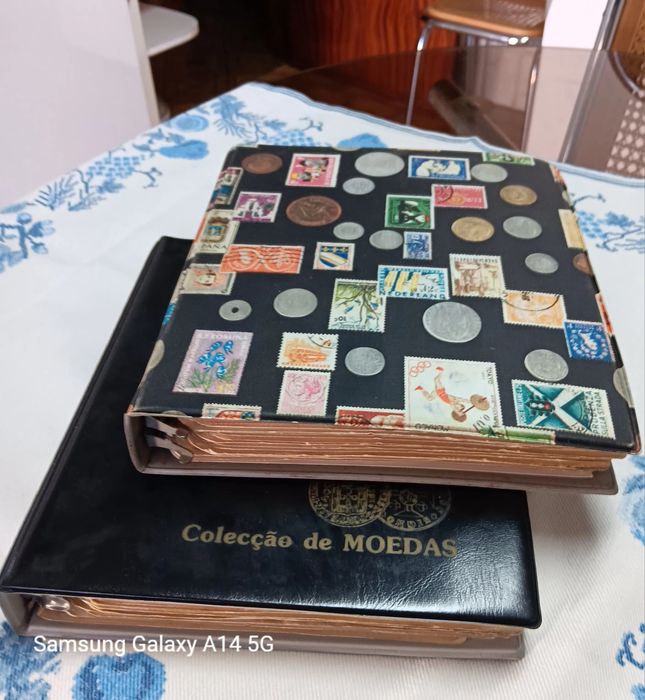 4 álbuns, mais carteira moedas portuguesas