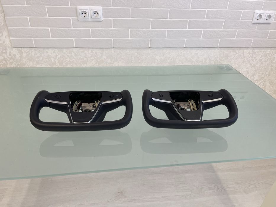 2021-2024 Tesla Model X S Plaid yoke style steering wheel  OEM