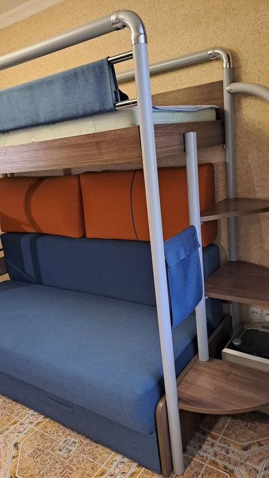 Продам двух ярусный  диван-кровать