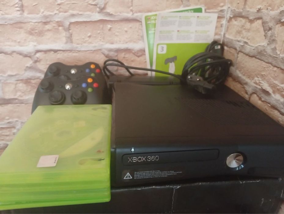 продам Xbox 360 два джойстики та диски