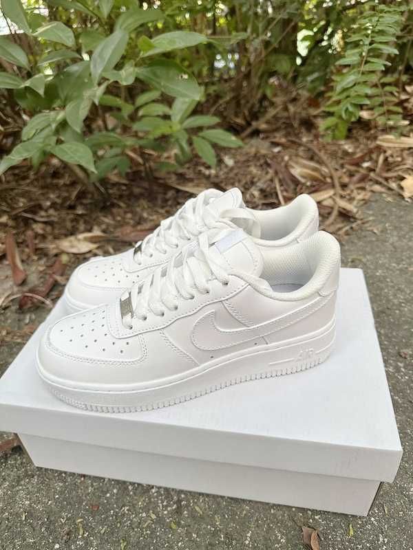 Nowy i oryginalny Nike Air Force 1 Low '07 White EU38