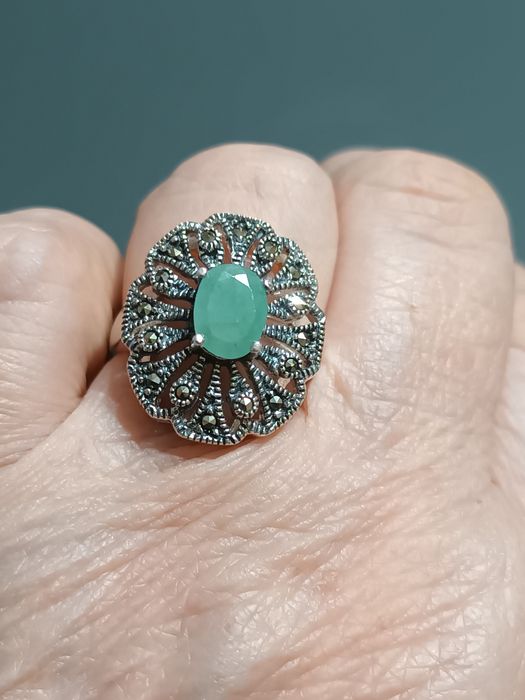 Pierścionek że srebra próby 925 z SZMARAGDEM