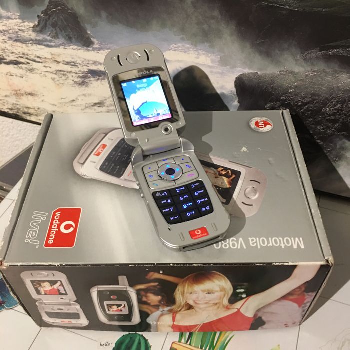 Telefon komorkowy motorola V980