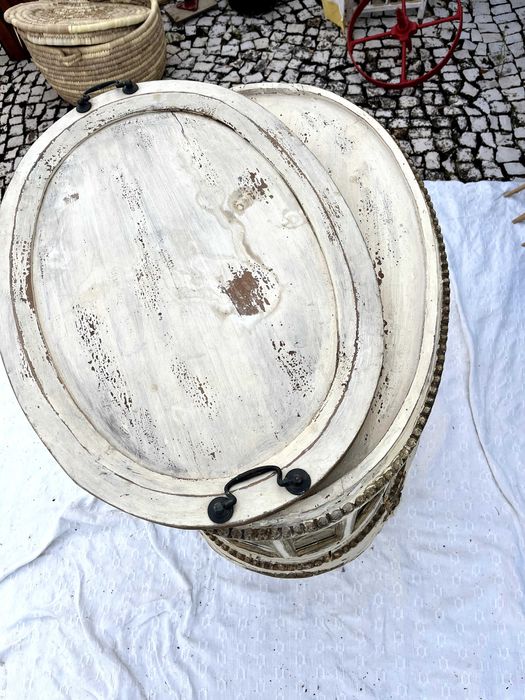 Cristaleira branca tipo bar com bandeja