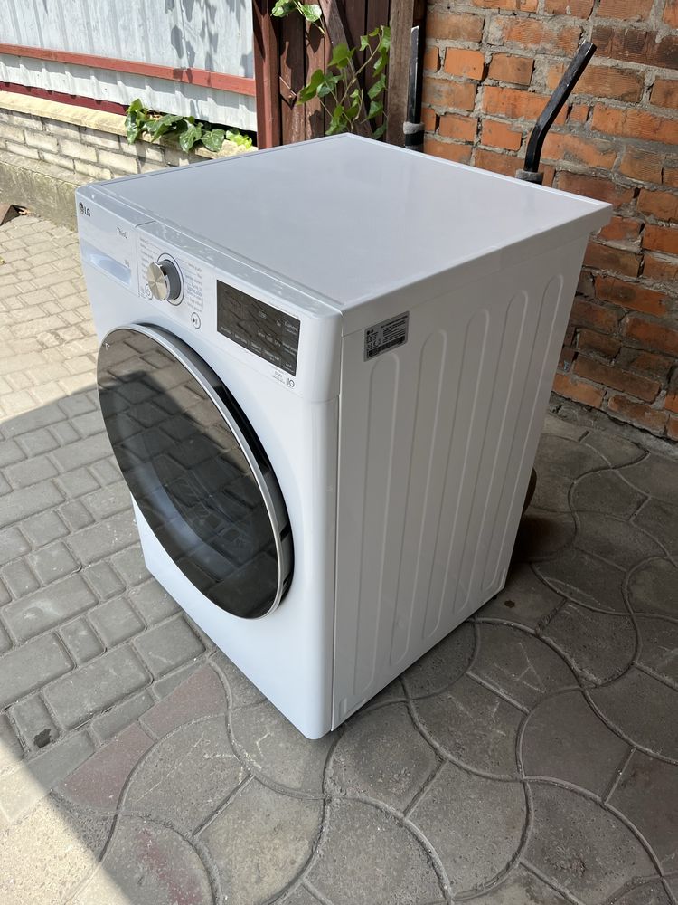 Продам сушильну машину LG RC81V9AV3N (8 кг) 2025 рік