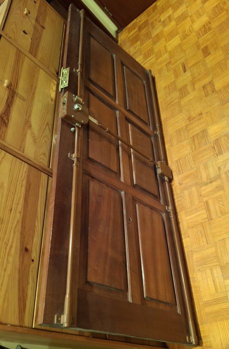 Porta madeira maciça c/ fechadura e tranncas