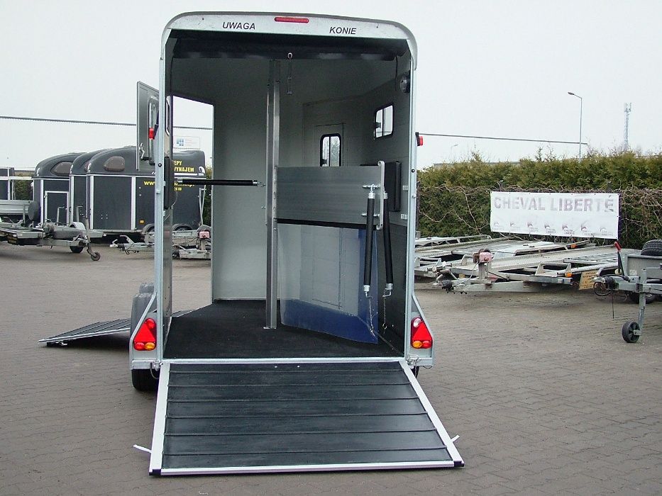 Przyczepa dla 2 koni z przednim wyjściem aluminiowa