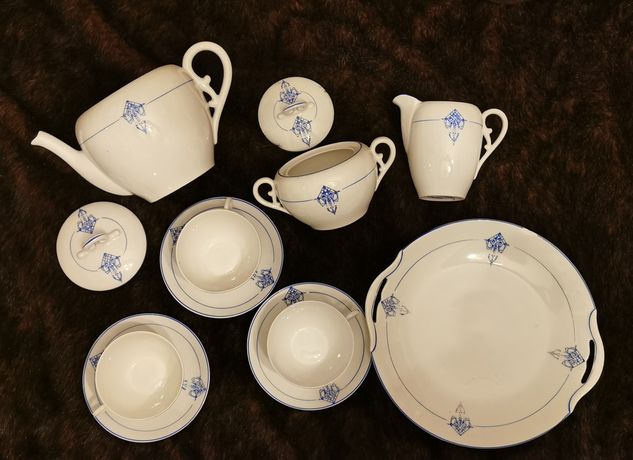 Serviço de chá com marca dos antigos Armazéns do Chiado