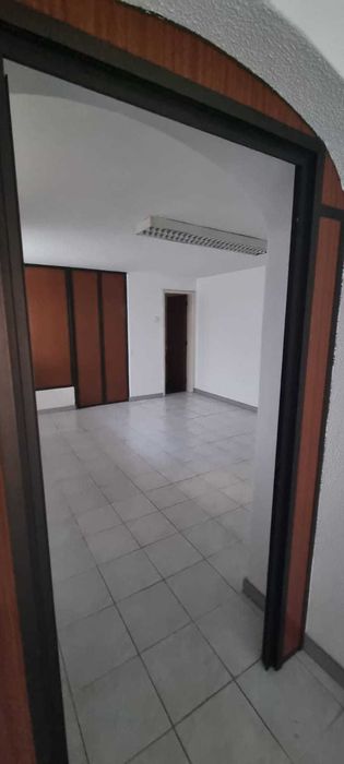 Escritório para arrendamento – Rua Serpa Pinto, nº 53 (1º Frente)