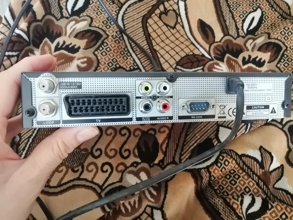 Тюнер спутніковий.