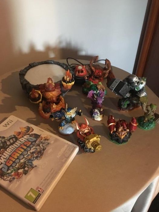 Jogo Skylanders Giants para a Wii com 6 figuras e acessórios