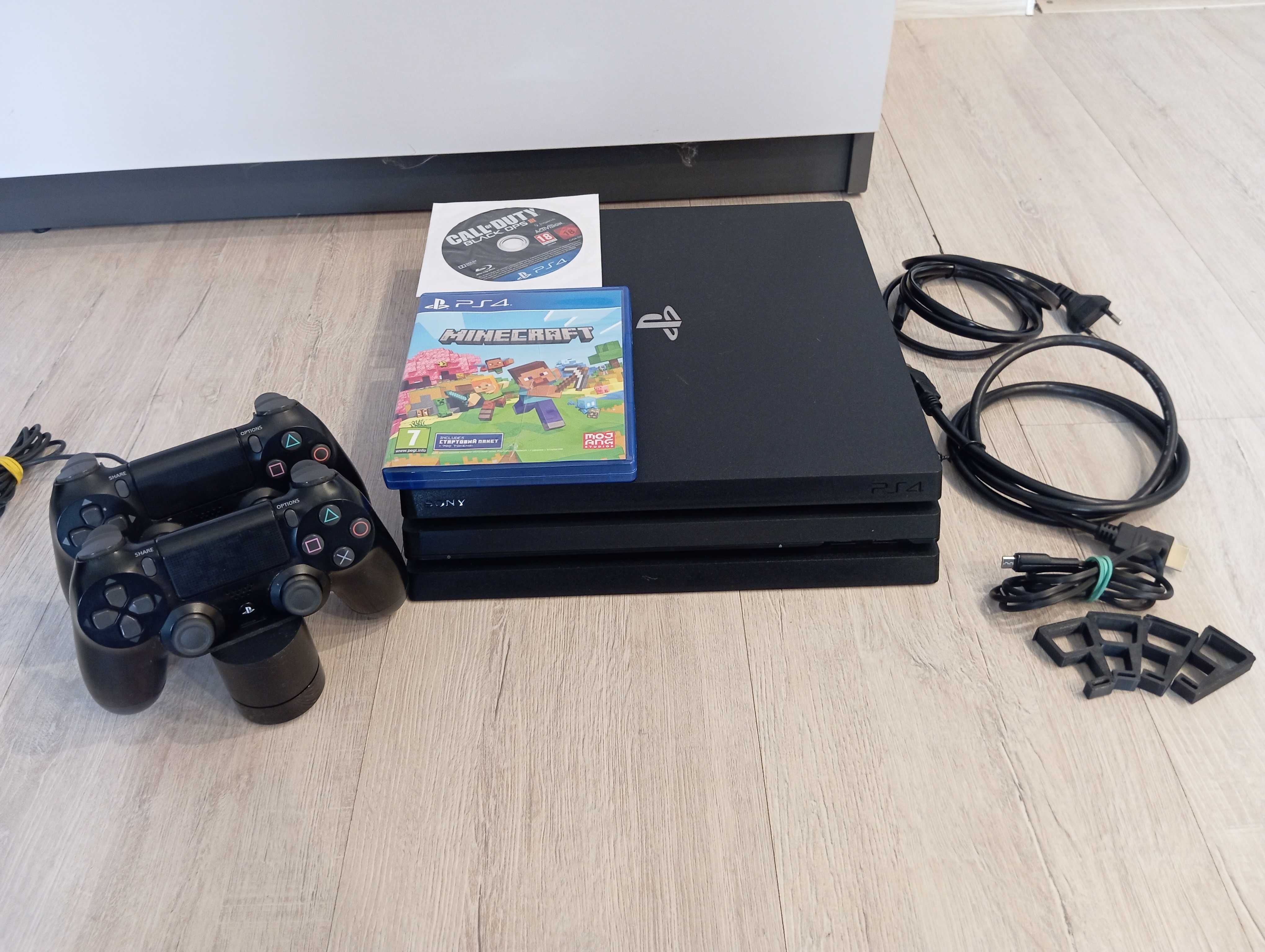 Play station 4 PRO (1 Tb) + 2 джойстика, зарядна станція, 2 диска(б/в)