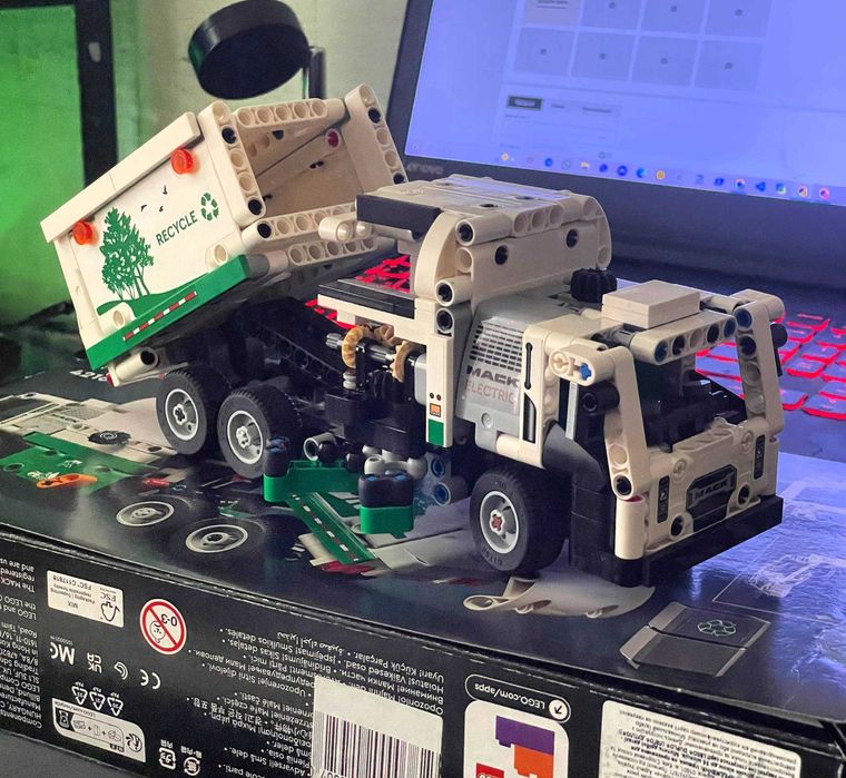 LEGO Technic Сміттєвоз Mack® LR Electric (42167)