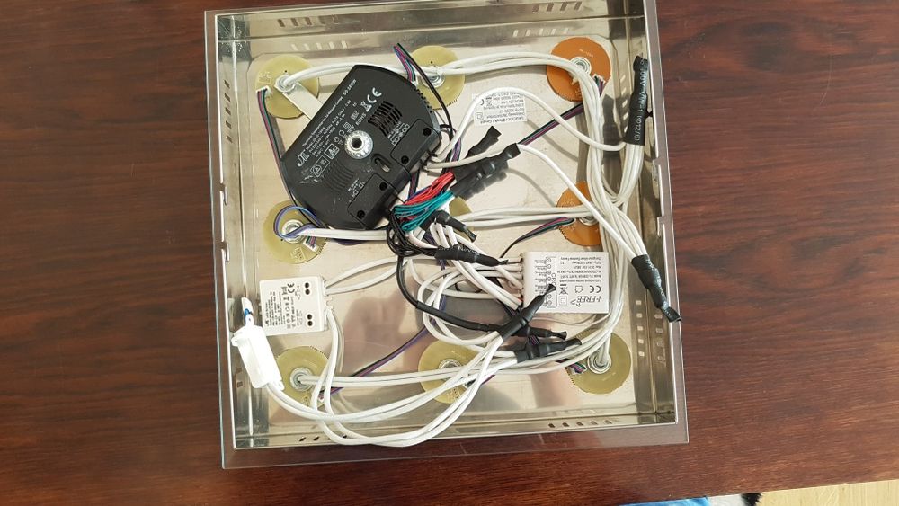 Lampa sufitowa z 9 światełkami LED zmieniająca kolory