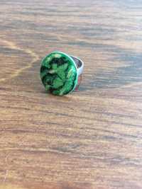Pierścionek zielony kamień