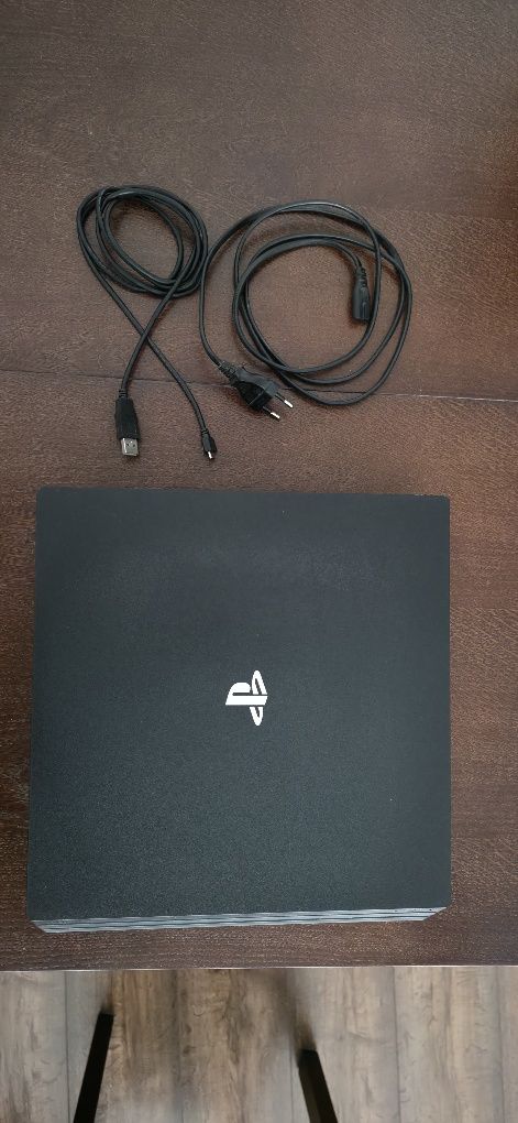 Play Station 4 Pro 1 TB + 2 pady