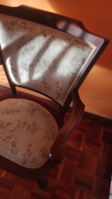 Cadeira em madeira e tecido