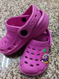 2 pares chinelos/crocs, menina tam. 21/22